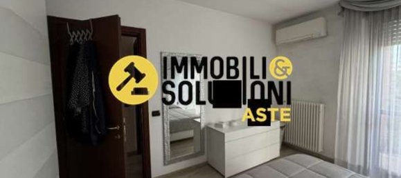 3-salle Appartement à Cardano al Campo, Italy No. 3234 13