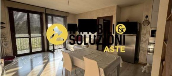 3-salle Appartement à Cardano al Campo, Italy No. 3234 16