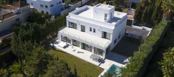 5 bedrooms Villa in Marbella, Spain No. 19605 3