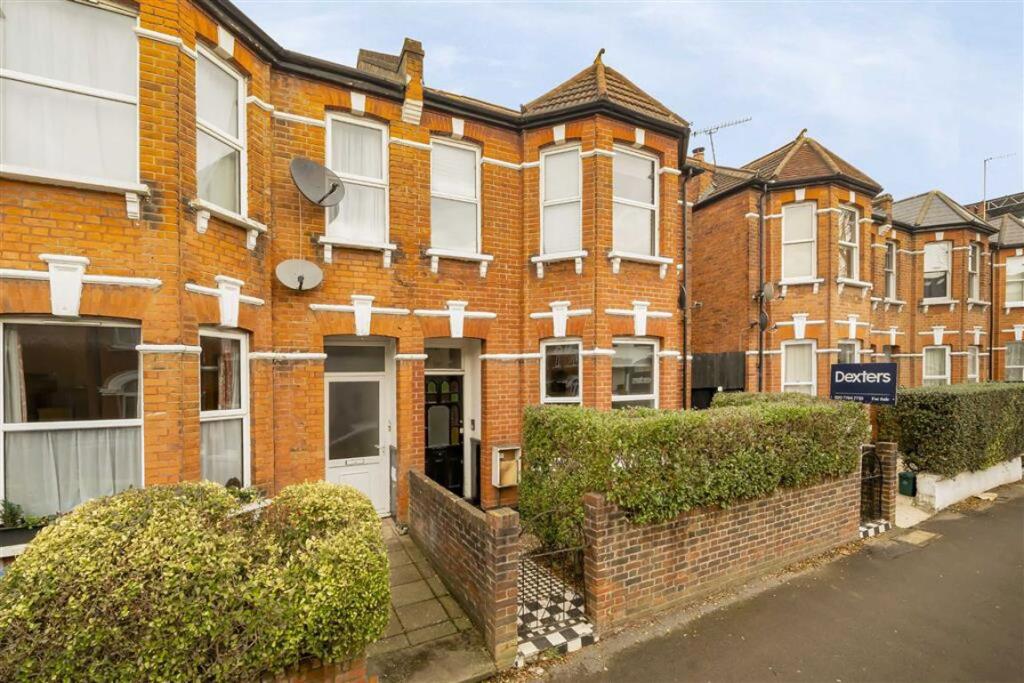 4 bedrooms House in Cricklewood, United Kingdom No. 5701