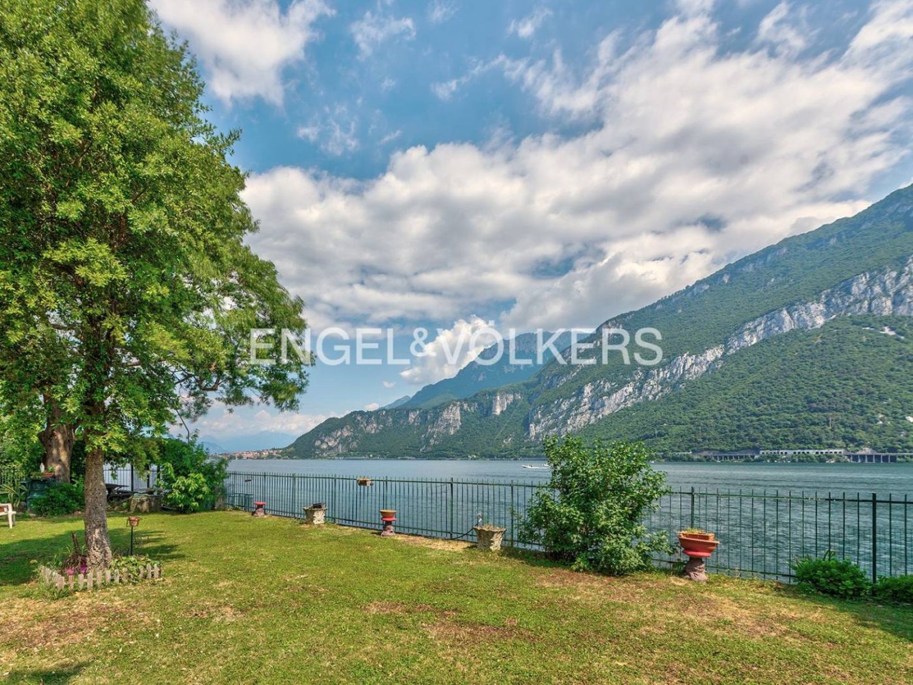 Apartamento de 2 dormitorios en Valmadrera, Italy No. 280194