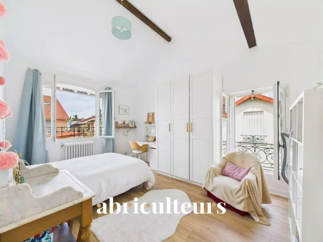 5 bedrooms House in Chatou, France No. 327878