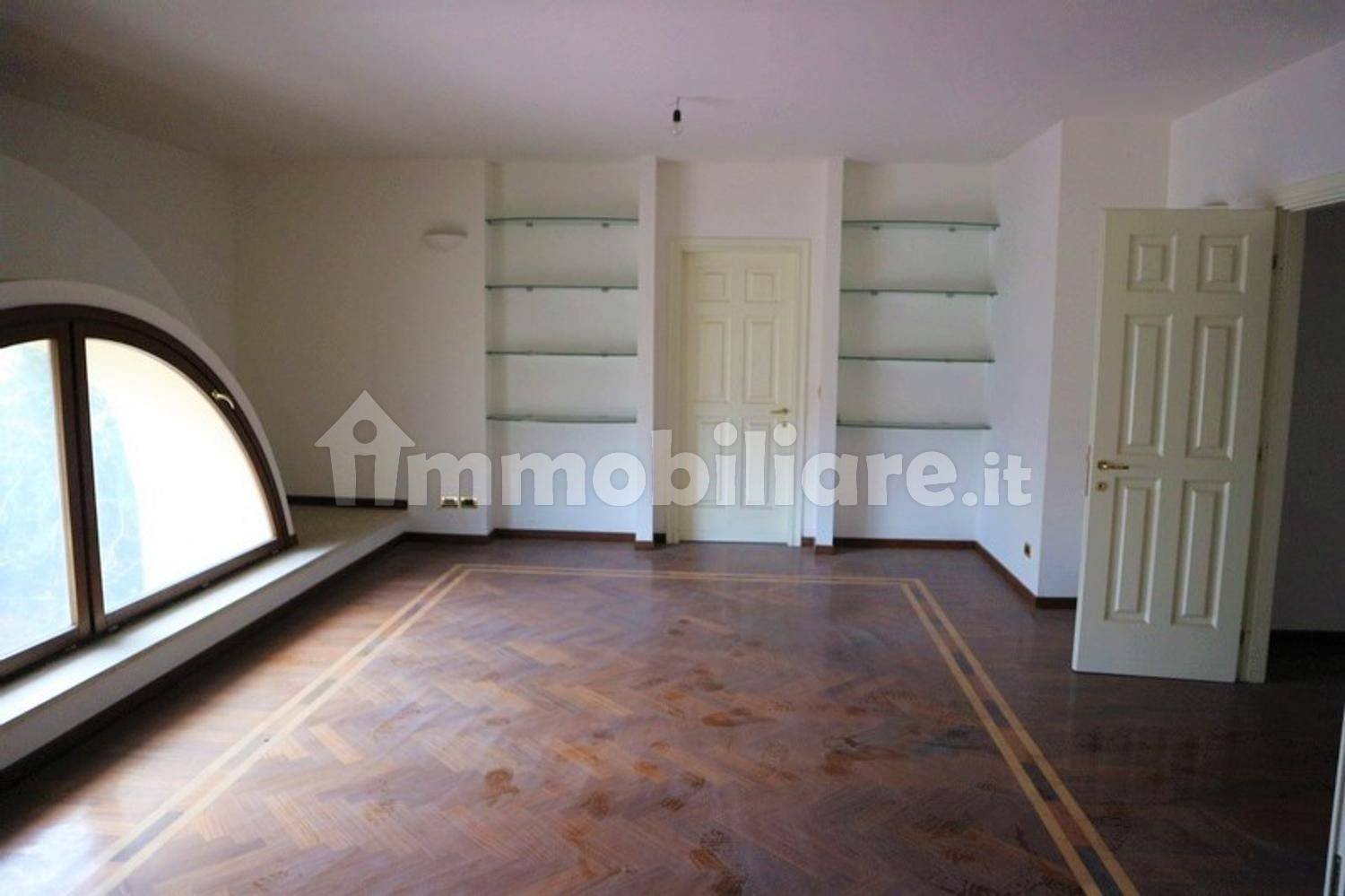 326m² Office in Terni, Italy No. 348950