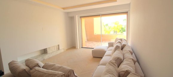 Apartamento de 3 dormitorios en Estepona, Spain No. 37166 3