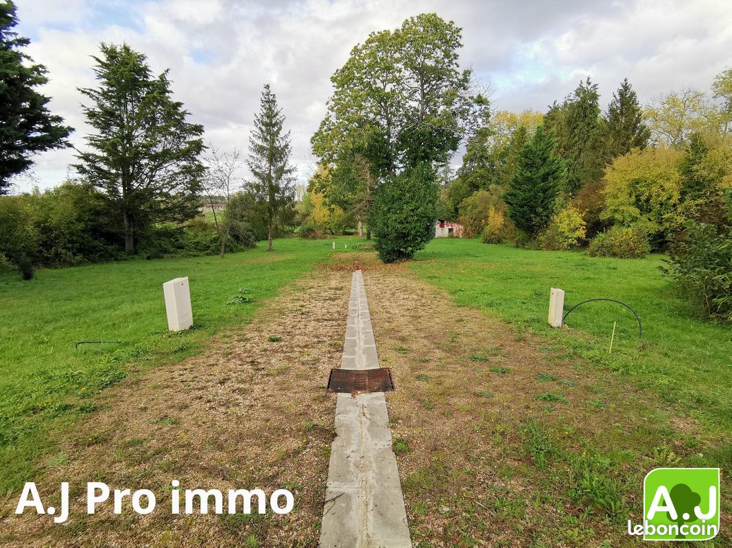 747m² Land in Anet, France No. 213864