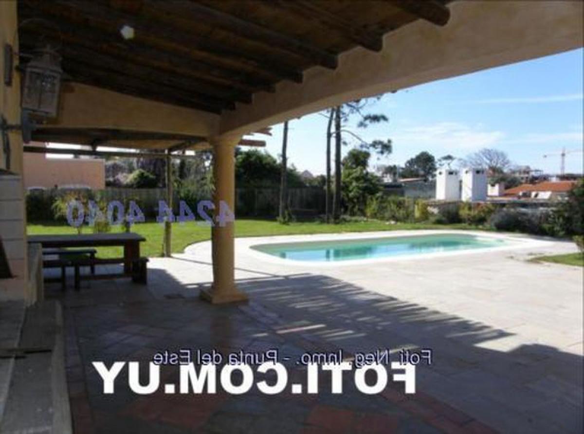 Casa de 4 dormitorios en Maldonado, Uruguay No. 7546