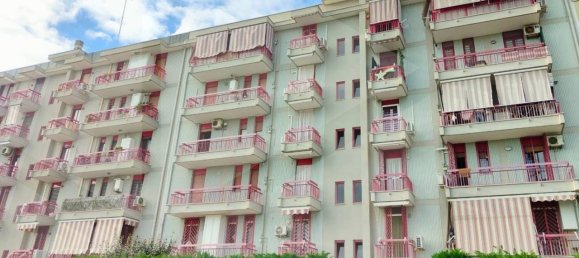 2 bedrooms Apartment in Bari, Italy No. 19689 2