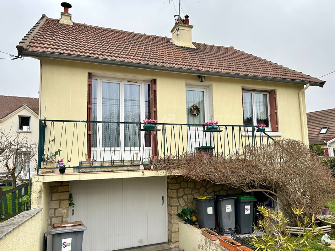 Casa de 2 dormitorios en Carrieres-sous-Poissy, France No. 167635