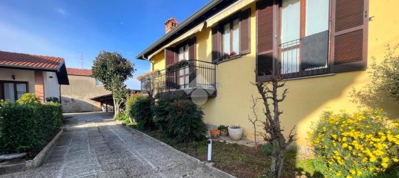 4 rooms Apartment in Bregnano, Italy No. 92656 2