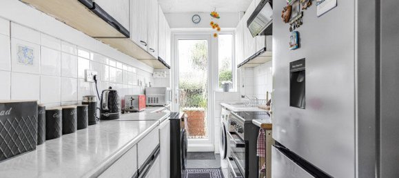 3 bedrooms House in Egham, United Kingdom No. 8641 11