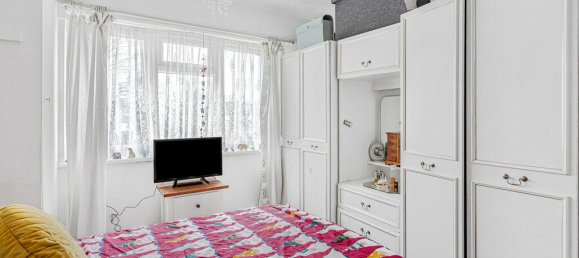 3 bedrooms House in Egham, United Kingdom No. 8641 14