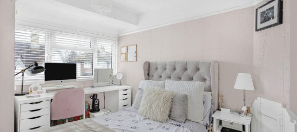 3 bedrooms House in Egham, United Kingdom No. 8641 4