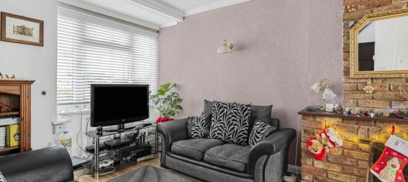 3 bedrooms House in Egham, United Kingdom No. 8641 7