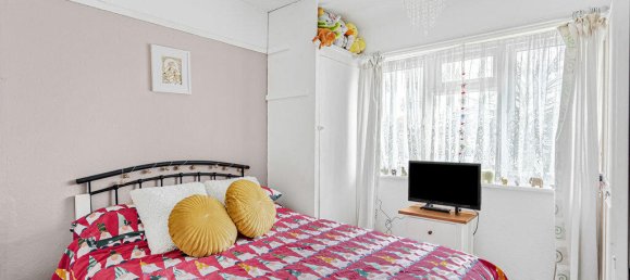 3 bedrooms House in Egham, United Kingdom No. 8641 13