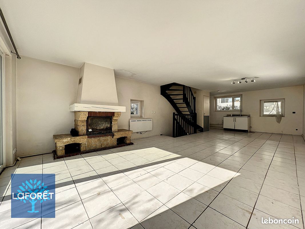 3 bedrooms House in Evry, France No. 188612