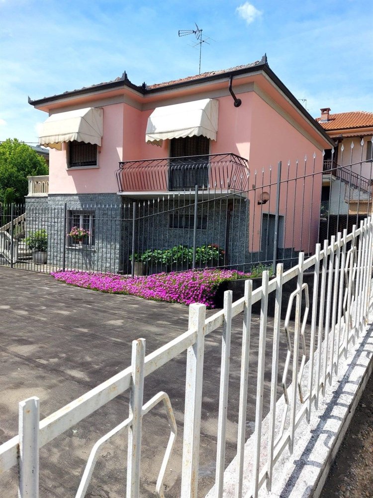 Villa de 5 habitaciónes en Asti, Italy No. 161204