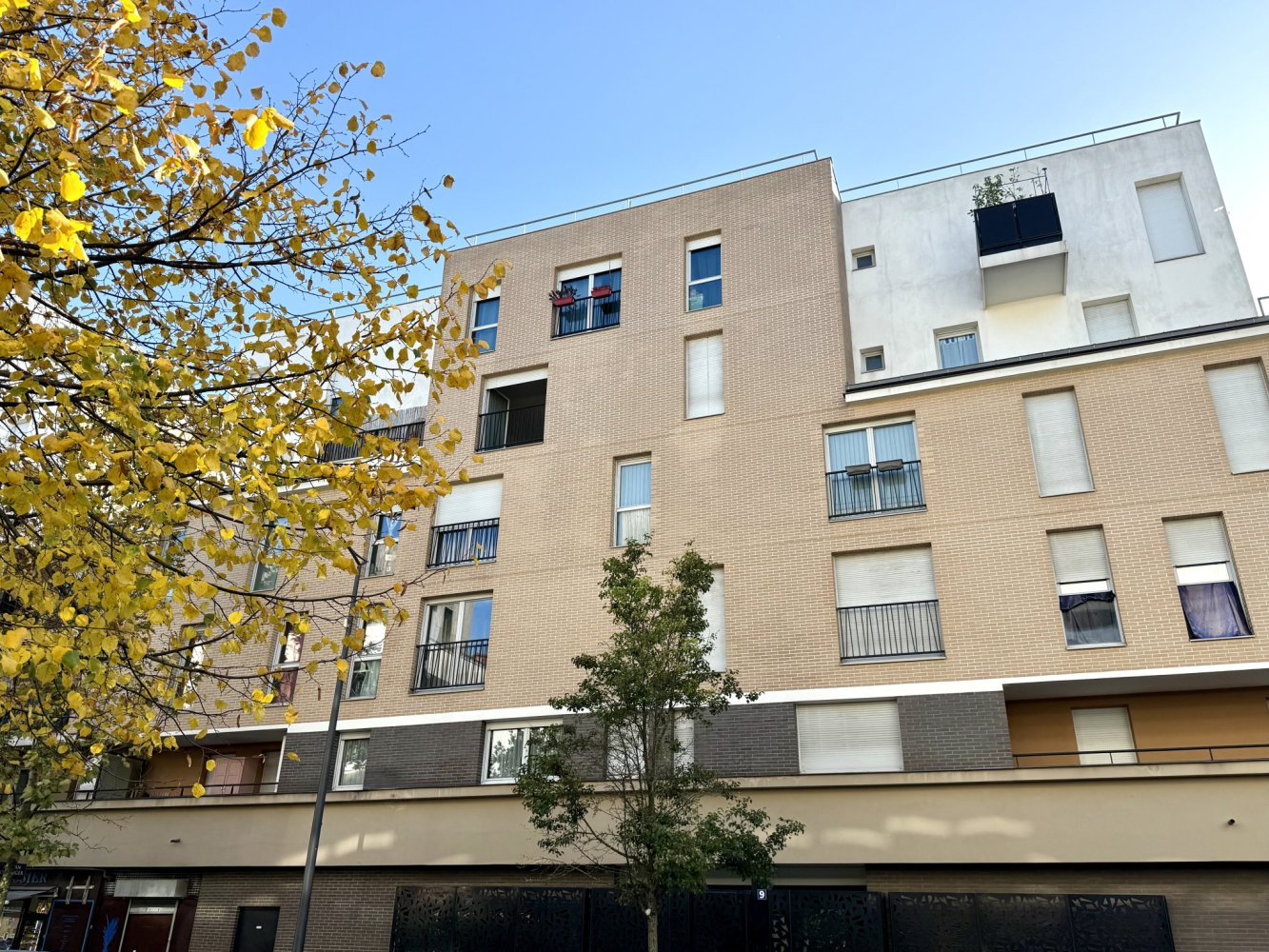 Apartamento de 2 dormitorios en Bobigny, France No. 165985