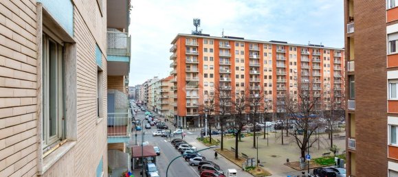 3 rooms Apartment in Turin, Italy No. 39798 5