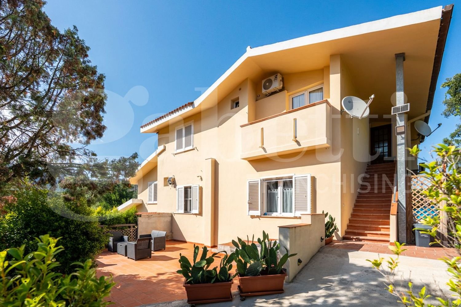 Villa de 5 dormitorios en Capoterra, Italy No. 376450