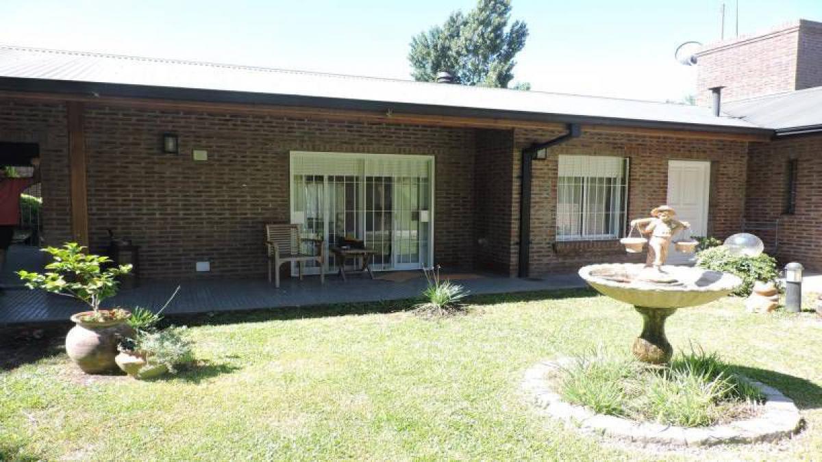 3 bedrooms Farm in Berazategui, Argentina No. 49380
