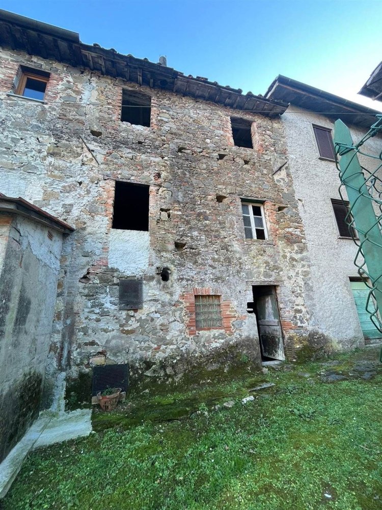 6 rooms House in Borgo a Mozzano, Italy No. 101678