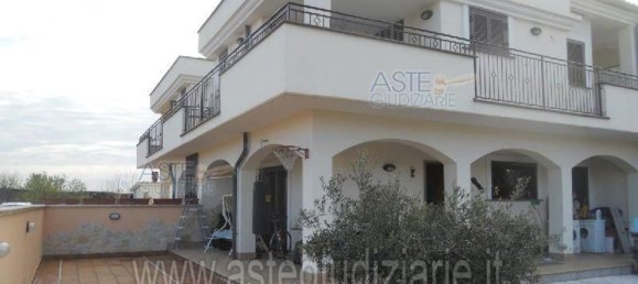 5 rooms Apartment in Pomezia, Italy No. 192031 2