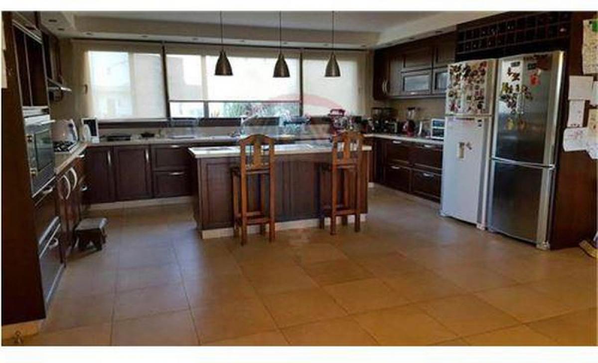 Casa de 6 dormitorios en Ezeiza, Argentina No. 97236