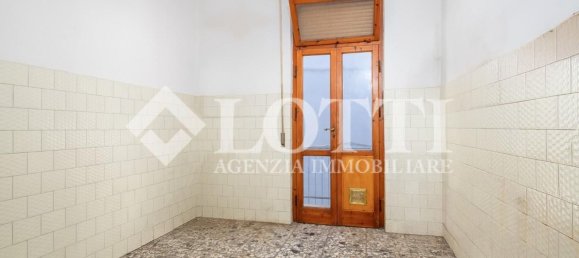 4 bedrooms Apartment in Pontedera, Italy No. 376379 5