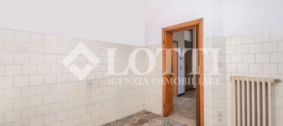 4 bedrooms Apartment in Pontedera, Italy No. 376379 6