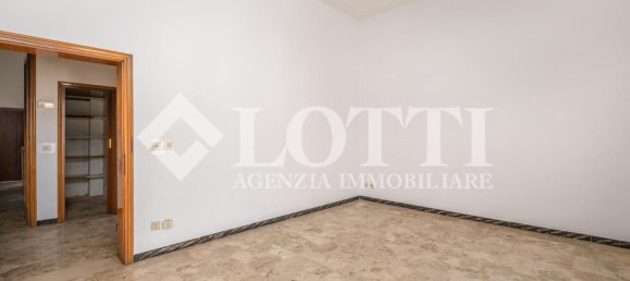 4 bedrooms Apartment in Pontedera, Italy No. 376379 2