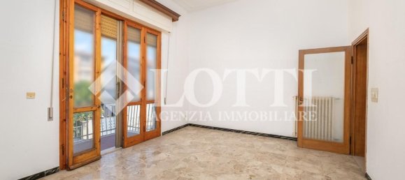 4 bedrooms Apartment in Pontedera, Italy No. 376379 3