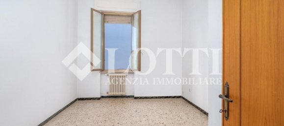 4 bedrooms Apartment in Pontedera, Italy No. 376379 8