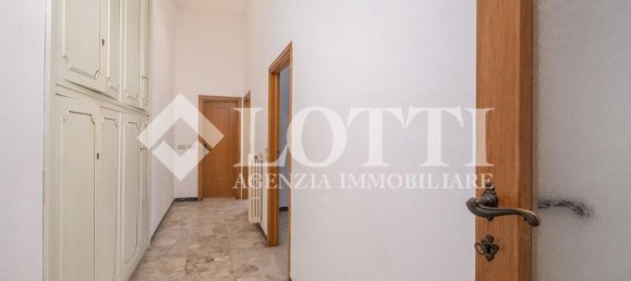 4 bedrooms Apartment in Pontedera, Italy No. 376379 7