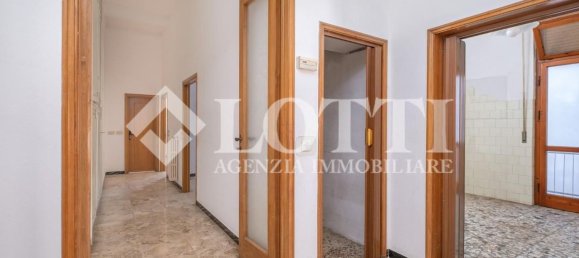 4 bedrooms Apartment in Pontedera, Italy No. 376379 4