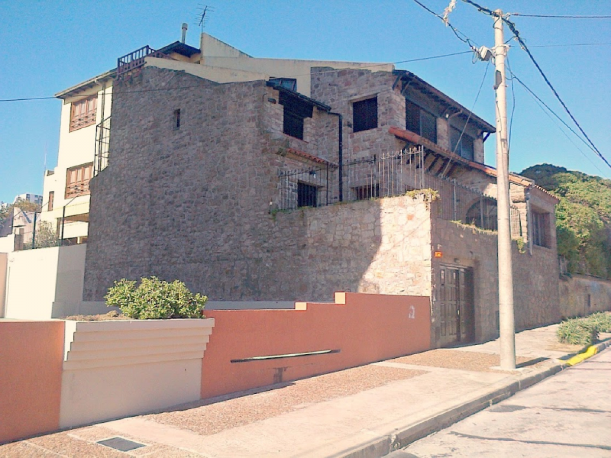 8 bedrooms House in Mar del Plata, Argentina No. 93526