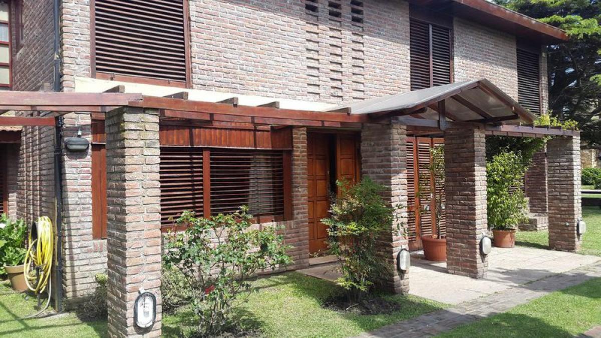 4 bedrooms House in Mar del Plata, Argentina No. 91145