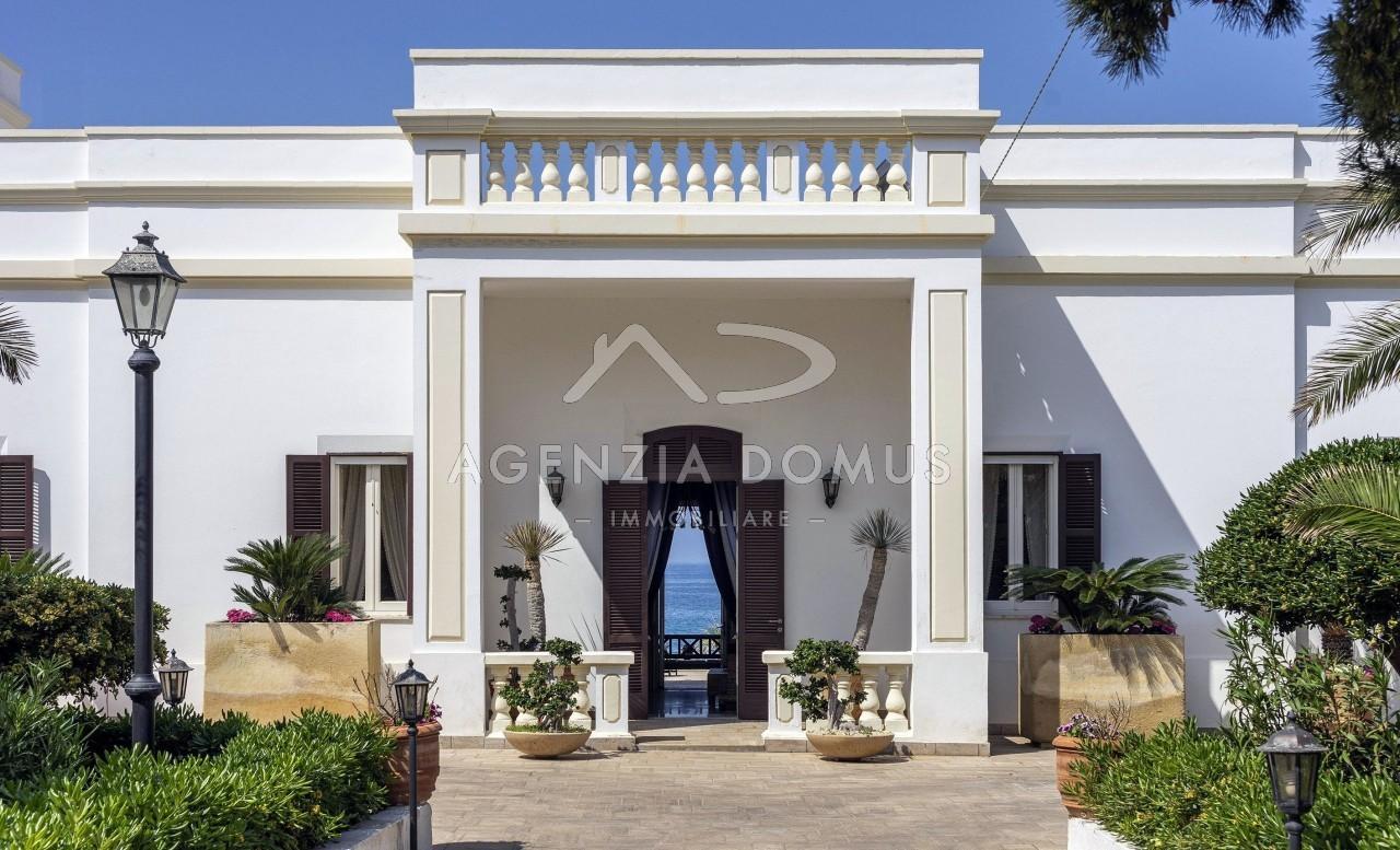 Villa de 8 habitaciónes en Racale, Italy No. 136041