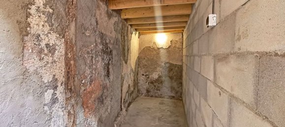 Garage in Orleans, France, Nr. 63670 2