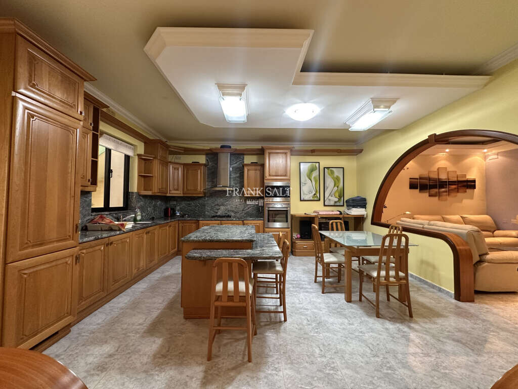 Мезонет с 3 спальнями в Зеббудж, Мальта № 7739