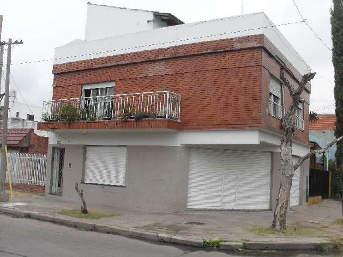 2 bedrooms House in Moron, Argentina No. 12078