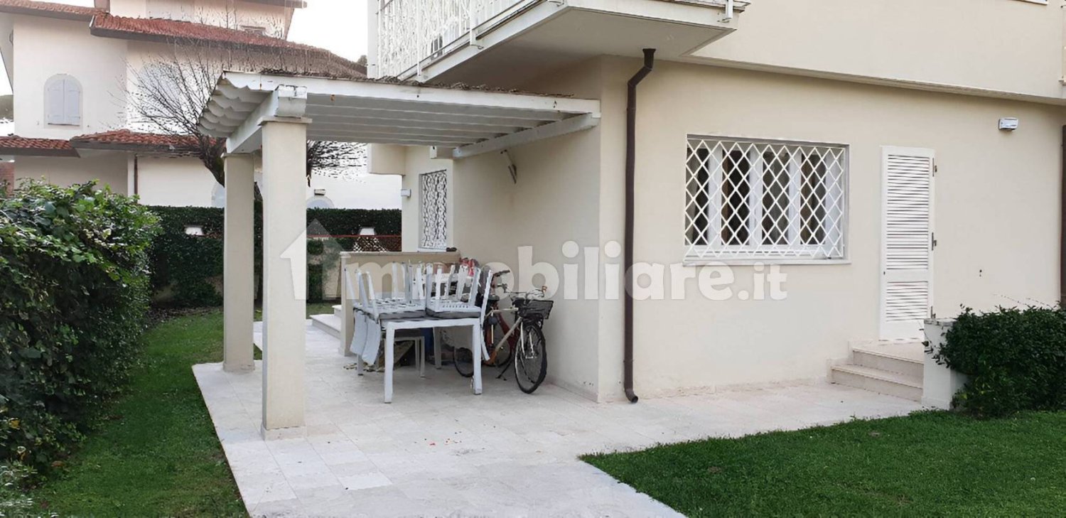 3 bedrooms Villa in Forte dei Marmi, Italy No. 188656