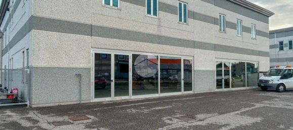 220m² Commercial property in Montirone, Italy No. 207004 5