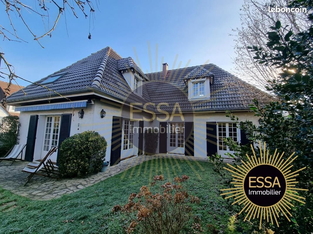 Замки и поместья с 4 спальнями в Велизи-Вилякубле, Франция № 327514