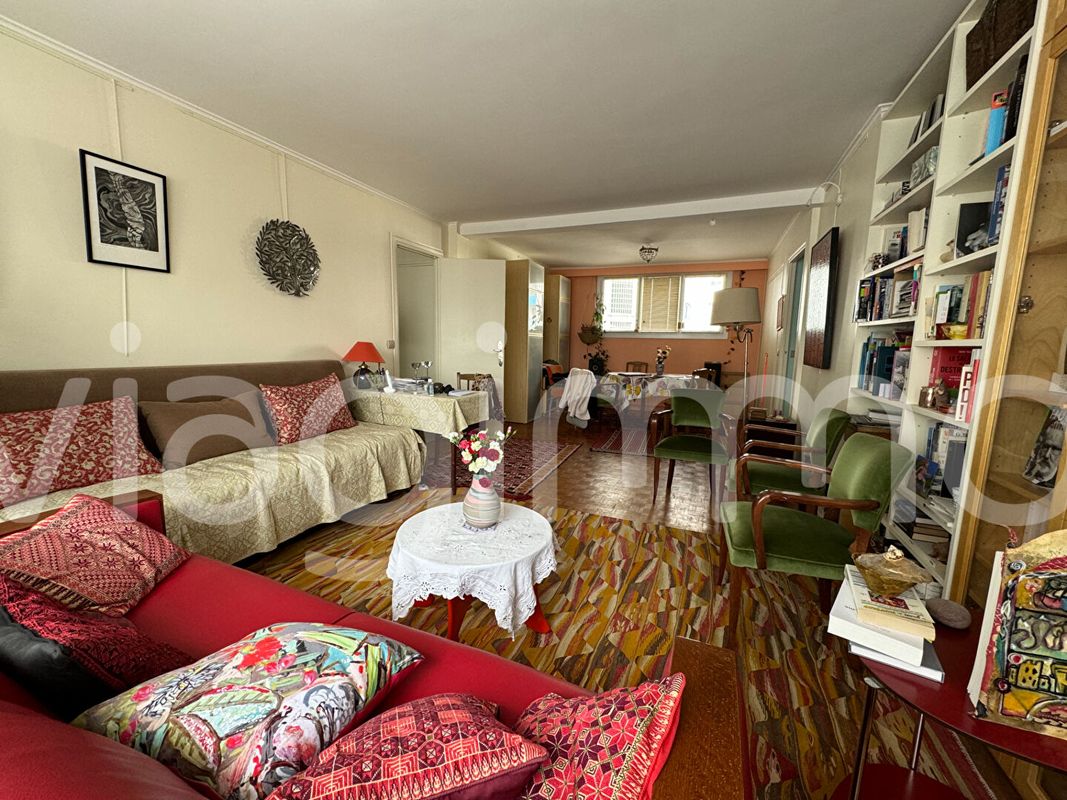 2 bedrooms Apartment in Paris, France No. 185544