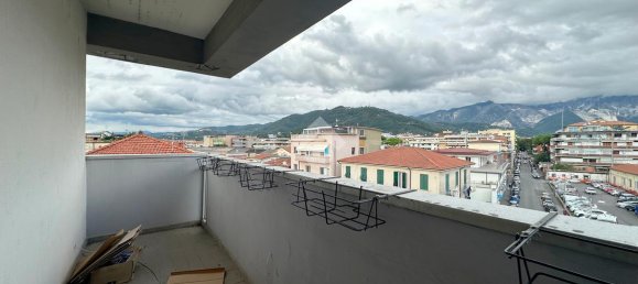 4 rooms Apartment in Carrara, Italy No. 161590 9