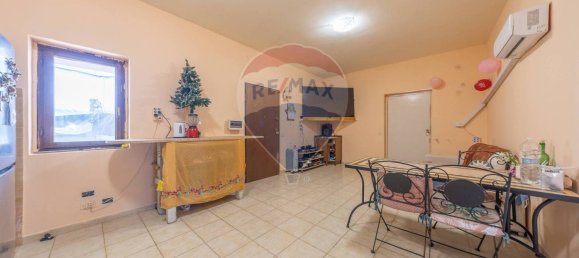 Apartamento de 2 dormitorios en Pomezia, Italy No. 110852 4