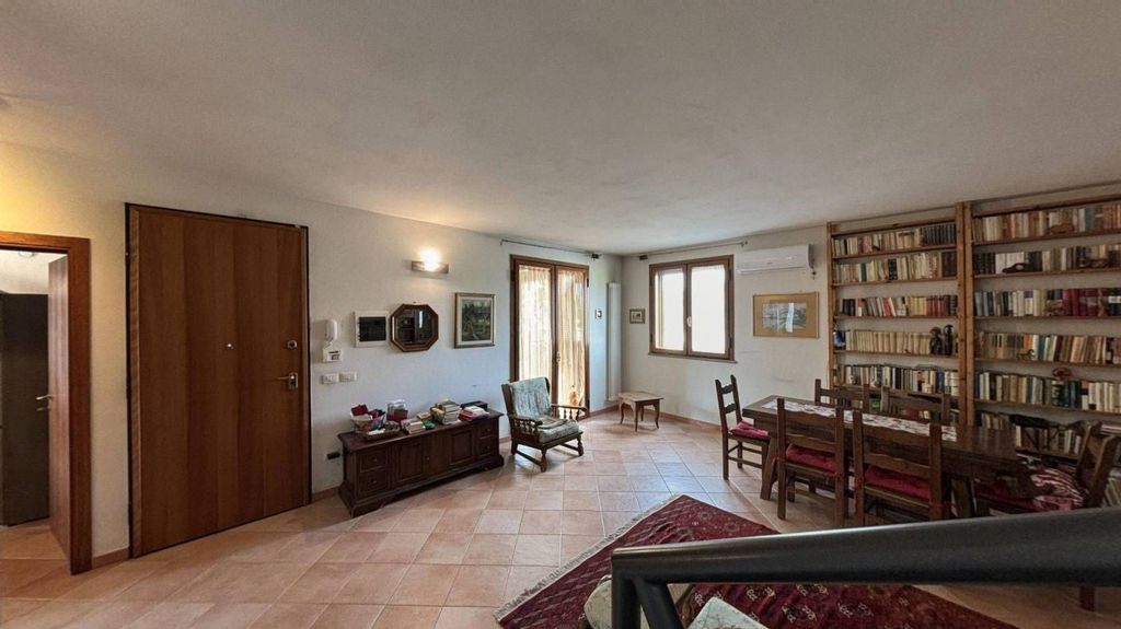 3 bedrooms Villa in Pisa, Italy No. 110433