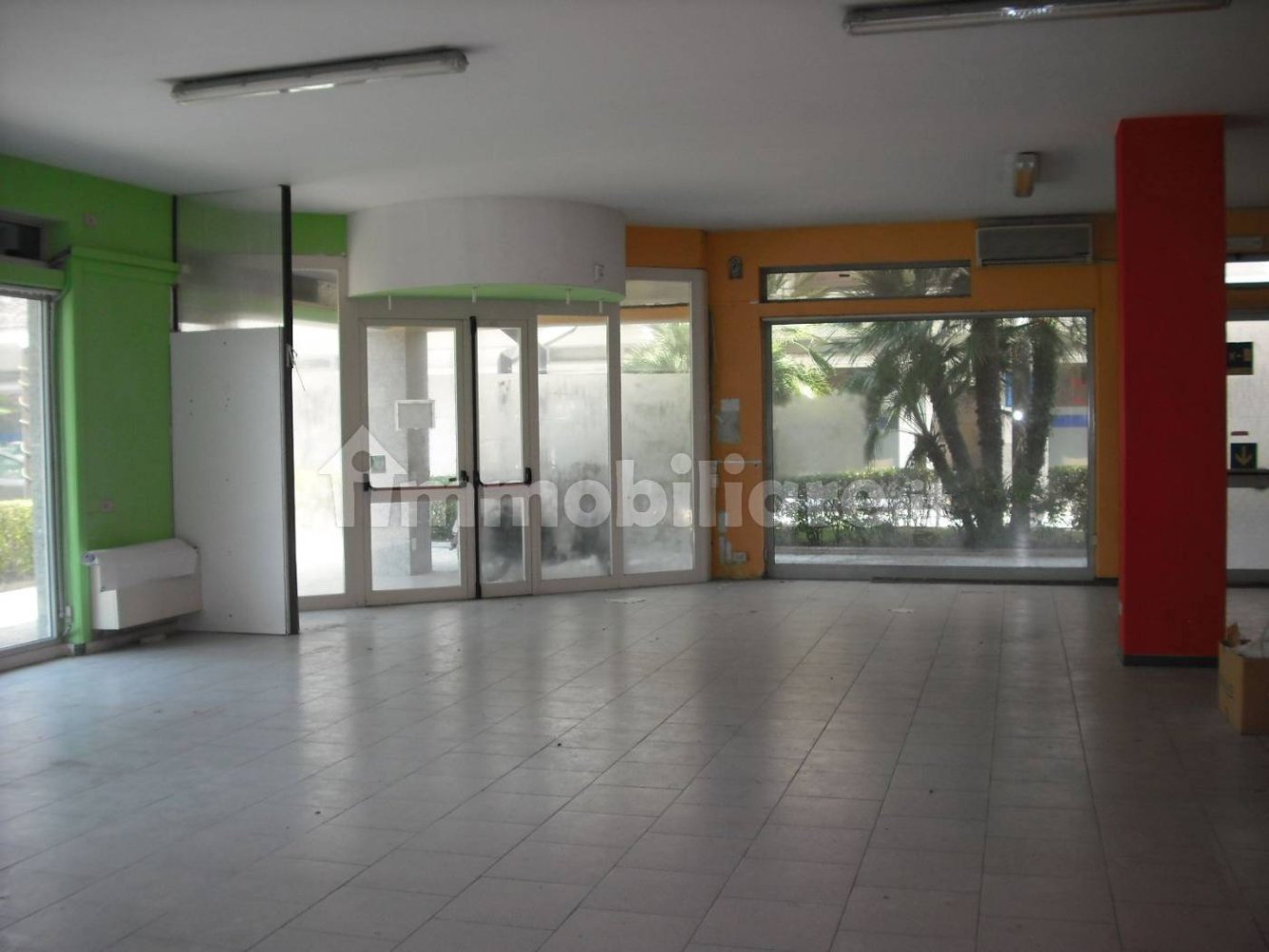 Propiedad comercial en Massa, Italy 300 m² No. 39674