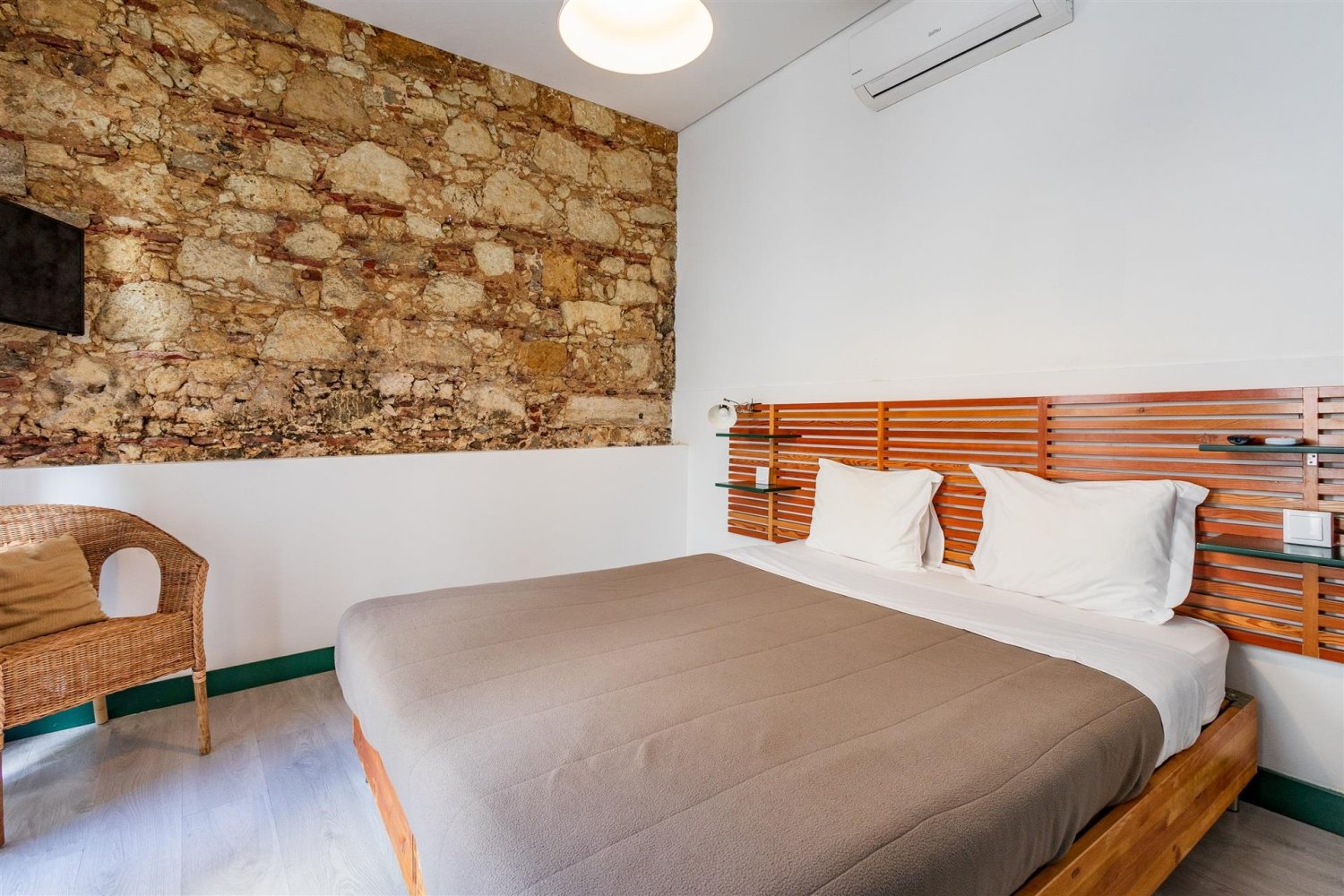 360m² Building in Lisbon, Portugal No. 228620