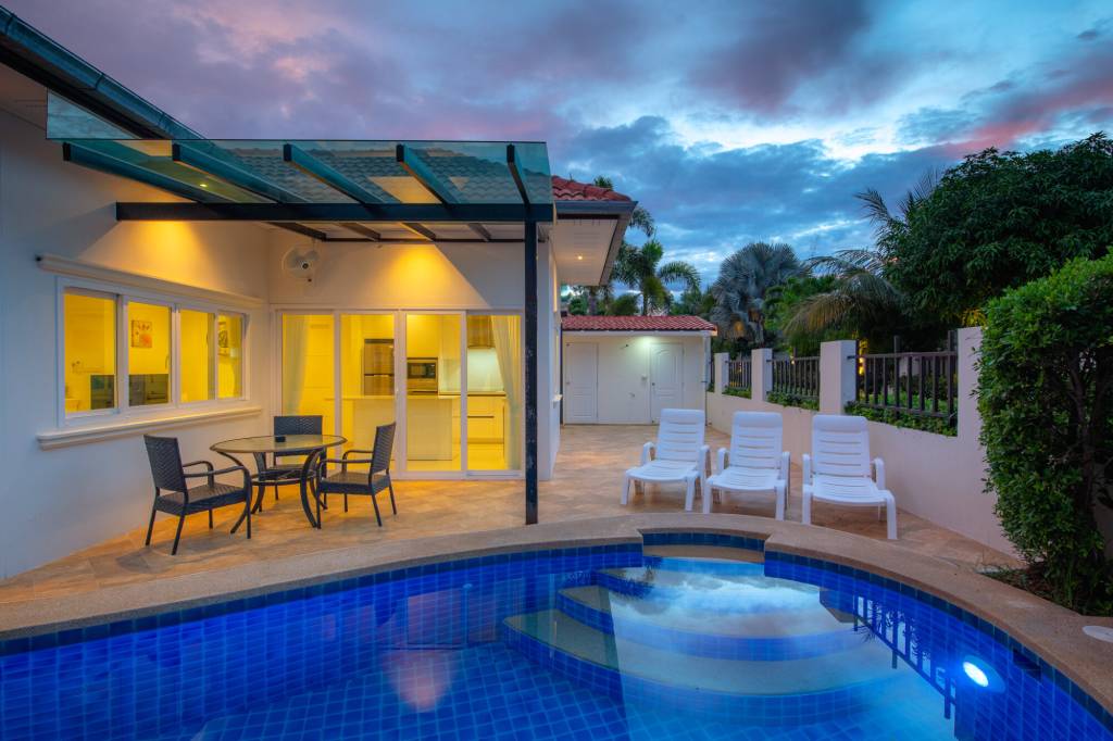 4 bedrooms Villa in Hua Hin, Thailand No. 74100